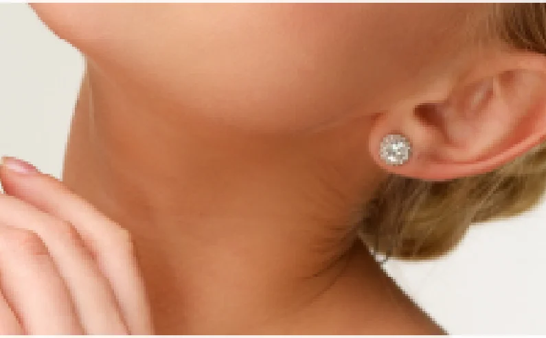 ピアッサーの施術